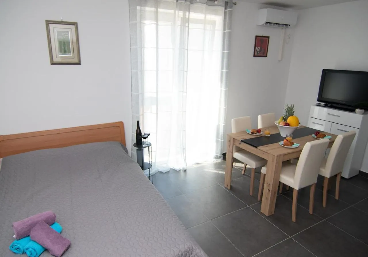 Valkane beach studio apartment Pula