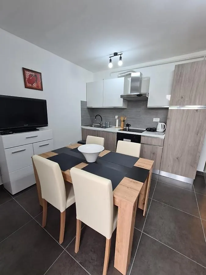 Valkane Beach Studio Apartment Póla